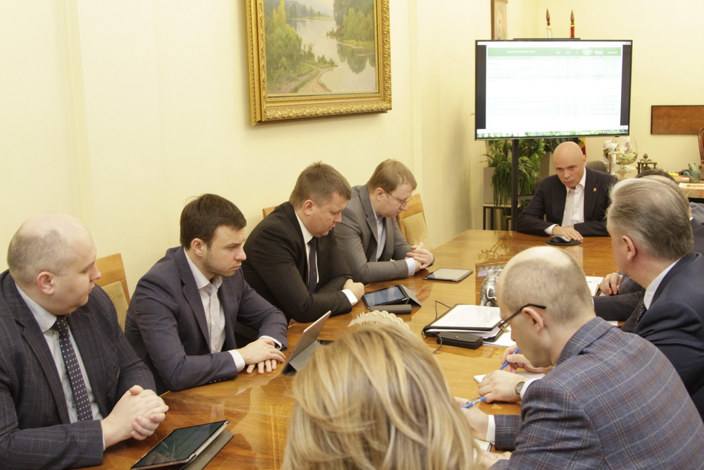 Игорь Артамонов взял под личный контроль процесс повышения зарплат бюджетников